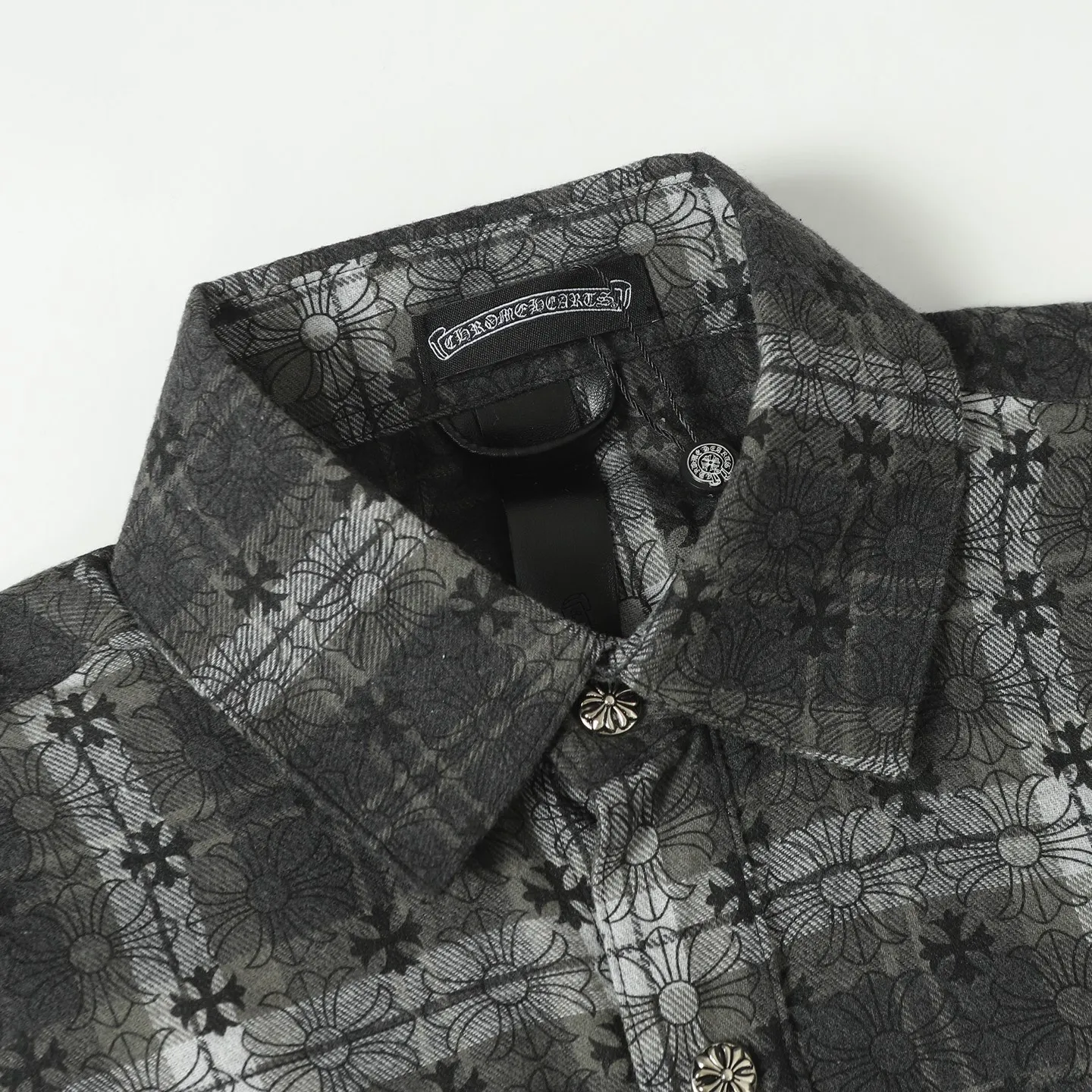 🅿️330 CH Crow Heart Leather Label Metal Checkered Shirt Jacket. Original Crow family's unique identity embellished with silver buckle cross leather stamp, custom-dyed dark pattern brand fabric, high-quality checkered pattern tailoring, cross leather badge splicing on the sleeves, one-sided patch pocket design on the chest, custom-made high-quality lettering hardware accessories, distressed retro silver buckles, three-dimensional version. The upper body is sassy and handsome. Natural high-street style. Needless to say, the upper body effect is natural. It is at the forefront of the trend. Its vibrant design and versatile attributes can surprise you no matter how you match it! Size: S-XL